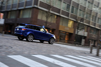 オンロードでの動力性能が追求された「レンジローバー スポーツSVR」だが、悪路走破用の走行モードや、ローレンジとハイレンジを選べる2段トランスファーボックスが備わるなど、オフロード性能も重視されている。