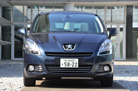 個性豊かな「5008」のフロント周り。どこか、クロスオーバーモデル「3008」を思わせる？