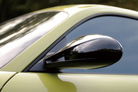 「ケイマンR」のボディーカラーは15色が用意され、いずれの場合もミラーとサイドエアインテーク、リアスポイラーは黒になる。テスト車の色は「ペリドットメタリック」と呼ばれる黄緑色。