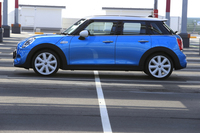 3ドアモデルより165mm長い全長と、70mm長いホイールベースを持つ「MINI 5ドア」。スタイリングのバランスを崩さぬよう、リアウィンドウの角度をより寝かせるなどの工夫がなされている。