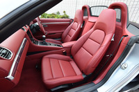 ヘッドレスト一体型のスポーツシート。シートヒーターが7万6000円のオプションとして用意される。