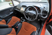 黒基調で統一されるインストゥルメントパネル。革巻きのステアリングホイールやシフトノブにはオレンジのステッチが施される。