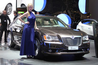 「クライスラー300」改め「ランチア・テーマ」。「フラビア」は「200」が、「ボイジャー」は「タウン＆カントリー」がベースとなる。