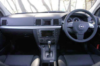 GTS3.2のインパネ。テスト車は、オペルが日本向けに開発したDVDナビゲーションシステムを装着していた