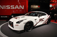 「ニスモGT-R RC」。RCは“Racing Concept”の略。スリックタイヤ対応、軽量化、安全対策などを施したサーキット走行専用車両で、世界各国で行われているプロダクションレースに出場可能という。つまりコンセプトは「レクサスIS F CCS-R」とほぼ同じ。