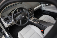 ブラック／明るいグレーのツートーン内装。ほかにもブラック一色やベージュ内装など、様々な組み合わせが用意されている。先代に比べるとずっと若々しい印象を持つインテリア・デザインだが、もう少ししっとりと落ち着いていても良かったかもしれない。アームレストに見える銀色のボタンは、ナビなどを操作するジョグダイヤル。