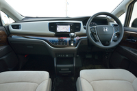 アイボリーのソフトパッドが大きく横たわるインテリア。デザインのコンセプトは、「Modern Suite Room」。
    