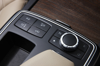 「GLクラス」にはエアサスペンションやヒルディセントコントロール、ABSやパワートレインなどの制御をオフロード向けに切り替えられる、オフロードモードなどが標準で採用されている。
    