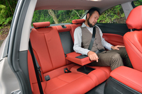 後席の定員は2人。身長180cmの筆者が後席に座ると、ヘッドクリアランスはご覧の通り。
    