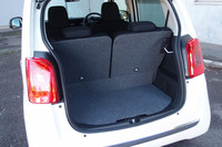 荷室容量は4人乗車時で157リッター。床下には39リッターの予備スペースが確保される。