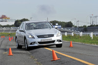 ステアリングホイールへの、外乱要因による“余計な”入力を遮断することも可能だ。わだちや段差の存在はドライバーに伝わってこない。