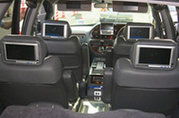 
	各席のヘッドレストに1台ずつあるだけでも驚くが、フロントシート用にサンバイザーの裏側にまで8インチモニターが装着されている！
	 