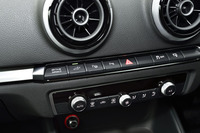 インパネの中央に走行モード切り替え用の「EVボタン」が備わる。