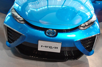 個性的な「ミライ」のフロントまわり。左右両サイドの大きなグリルは、「FCVが酸素を取り込むイメージ」を象徴している。
    