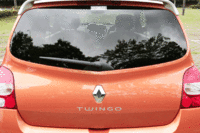 荷室は、リアシートを前転させることで大幅に拡大できる。
	画像をクリックすると、シートが倒れるさまが見られます。