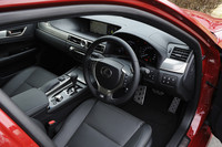 インテリアの様子。パンチングメッシュの本革巻きステアリングホイールやシフトノブ、アルミパネルなどは、“Fスポーツ”ならではの装備。