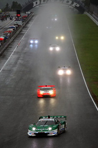 GT500クラスのスタートシーン。トップで走り出したNo.18 NSX（写真手前）だが、ワイパーの動作不良により、後続につかまってしまう。