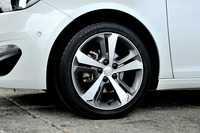 タイヤサイズは前後とも225/45R17。