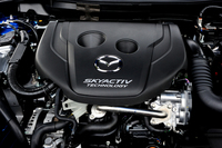 1.5リッター直4ディーゼルターボユニットは105psと25.5kgm（6ATの場合。6MTだと22.4kgm）を発生する。