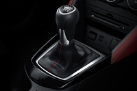 トランスミッションは6段ATのほか、6段MT（写真）も用意される。