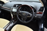 試乗車の「アリオンA15」は、装備充実の“G-plusパッケージ”。本革巻き＋木目調のステアリングホイールが備わる。インストゥルメントパネルやセンターコンソールの木目調パネルは、全車標準。