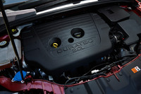 搭載される2リッター直4エンジンは170psと20.6kgmを発生。低速走行時などの燃料供給量を抑える「ADFSO（減速時燃料遮断機構）」が装備される。