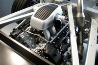専用設計のV8ターボエンジンは、カーボン・モノコックから後方に伸びるアルミ製サブフレームにマウントされる。ドライサンプ方式のため、エンジン全高は低い。