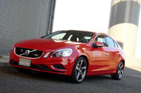 「ボルボS60」
初代はワゴンの「V70」と共通のプラットフォームだったが、2代目は「V60」と兄弟車で、日本では2011年から販売されている。丸みを帯びた形で、新しいボルボデザインが全面的に採用されている。