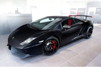 日本限定の特別仕様車として登場した「ガヤルドLP570-4スーパートロフェオ ストラダーレ ブラック フォー ジャパン」。ワンメイクレース用マシンの公道仕様である「スーパートロフェオ ストラダーレ」をベースに、専用の内外装を採用したものだ。（写真＝アウトモビリ ランボルギーニ ジャパン）