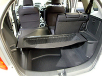 フロア下にスペアタイヤは置かれない。ボードをアレンジして空間を広げたり、棚を作ったりできる（ウルトララゲッジ）。