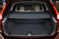 「ボルボXC60」の荷室。後席のみならず、助手席の背もたれを倒すことで容量を拡大できる。フロアボードには、荷物を安定させるためのフラップも備わる。（写真をクリックするとシートの倒れるさまが見られます）
    