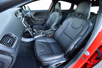 スポーティーな仕立ての「R-DESIGN」専用シート。表皮には本革とパーフォレーテッドレザーが使われる。
    