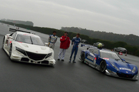 2014年シーズンを戦う「NSX CONCEPT-GT」（左）と、2013年シーズンを戦い終えた「HSV-10」。中央に立つレーシングスーツの2人は、左がNSXのドライバーを務めた道上 龍選手。右はHSV-10を走らせた金石年弘選手。