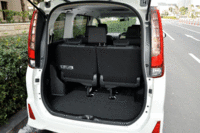 「ノア」の7人乗り仕様は、2列目キャプテンシートの座面をチップアップすることができない。積載性に注目した場合、座面を跳ね上げて前方に押しやれる8人乗り仕様の方に軍配が上がる。（写真をクリックすると、シート格納の様子が見られます）
    