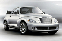 「PTクルーザー・カブリオリミテッド」。写真の「ブライトシルバー」を含め、4色のボディカラーでラインナップする。