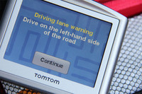 欧州大陸から来たドライバーのために「左側を走るべし」の警告が。