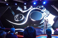 変わって、「ジュリア」のインテリアデザインに関するイメージ。シフトノブ周辺の、走行モード選択スイッチなどが映し出されている。
    