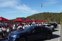 上空にはCM撮影用のヘリが終始飛び回っていた。