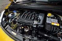 「DS3」のエンジンルーム。新パワートレインを搭載した「DS3シック」は、従来の1.6リッターモデルと比べ、燃費が約49％アップして18.6km/リッター（JC08モード）となった。
    