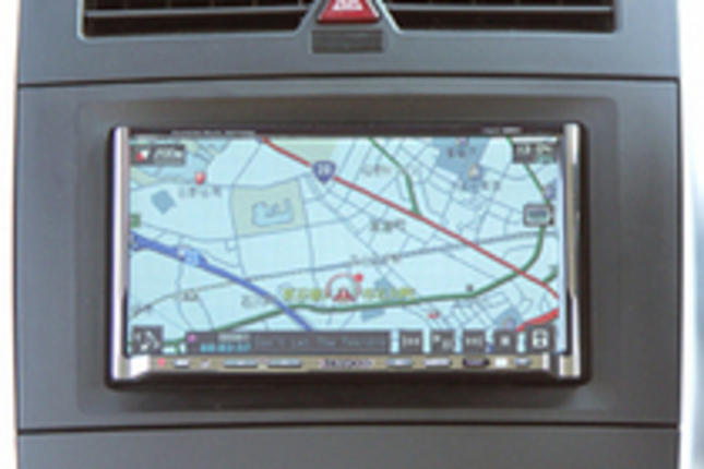 メルセデス・ベンツBクラスに装着したHDV-990（23万6250円）。同一デザインでワンセグチューナーレスのHDV-790（21万3150円）と別体ワンセグチューナー付属のHDV-790DT（24万1500円）もラインナップ。