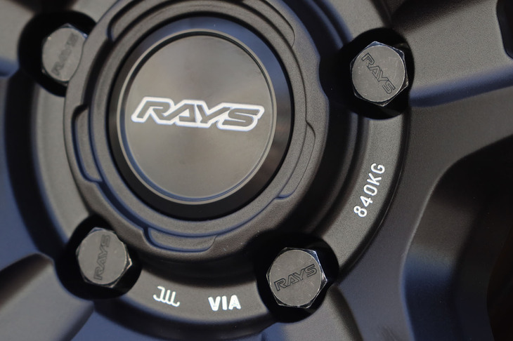 「ボルクレーシングG025GC」の耐荷重の目安は、センターの刻印に見られるとおり840kg。一台あたり3.3t以上の車重を許容する。