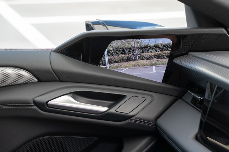 「バーチャルエクステリアミラー」のモニターは、ドアパネルの前端、Aピラーの根元に配置。正直なところ、通常のドアミラーに対するアドバンテージはさほど感じられなかった。