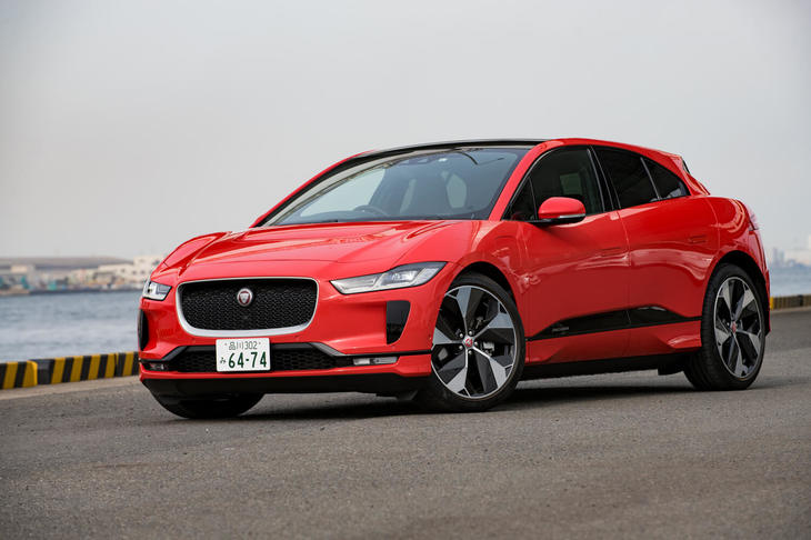 「Iペース」は、床下に432個のパウチセルからなる90kWhのリチウムイオンバッテリーを搭載。WLTCモード計測で438kmの一充電走行可能距離を実現している。