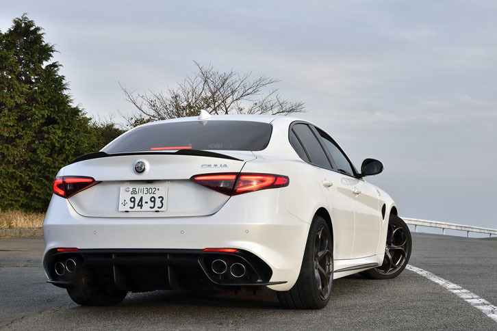 リアバンパーの下部にのぞく大型ディフューザーと4本出しのエキゾーストパイプが「クアドリフォリオ」の証し。