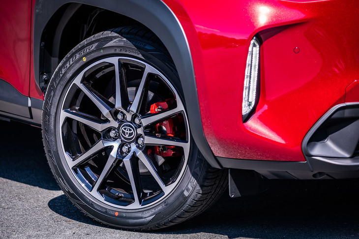 切削光輝仕上げが施された10本スポークデザインの18インチホイールに、215/50R18サイズの「ファルケン・アゼニスFK510 SUV」タイヤが専用アイテムとして採用される。