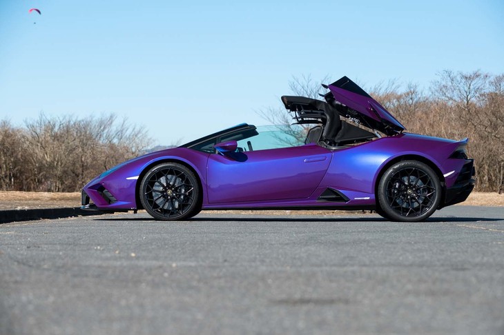 ソフトトップの開閉に要する時間はそれぞれ約17秒。50km/h以下であれば走行中でも操作を受け付ける。