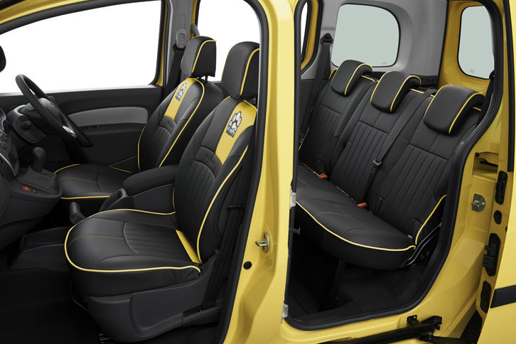 ボディーカラーに合わせた専用ロゴ入りシートカバーを装備する。写真はジョンアグリュム用のイエローのカバー。