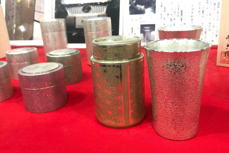 岩切さんが手がけた茶筒とタンブラー。タンブラーは1万円程度から購入できる。