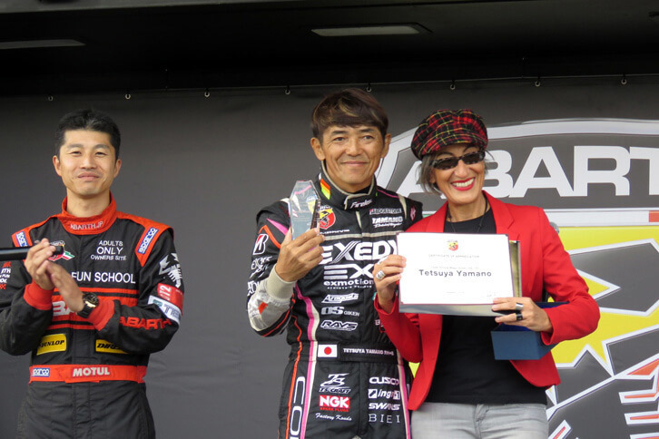 続いて、全日本ジムカーナ選手権のPN-IIクラスでシリーズ優勝を果たした山野哲也選手（中央）と、ヨーロッパラリー選手権のローマラリーにおいて、RC3クラスで優勝した眞貝知志選手（左）に対する表彰が行われた。