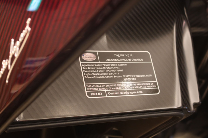 パガーニ・ウトピア ロードスター（エミッションコントロールラベル）
